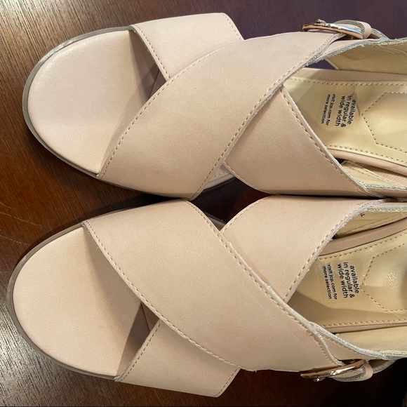 Liz Claiborne Sandal 10W Blush Block Heel NIB - Picture 7 of 16